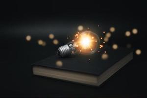 ideia de inovação pense sucesso e estratégia de criatividade marketing de negócios.lâmpada no livro. foto