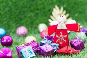 boneca anjo de natal e decoração de natal foto