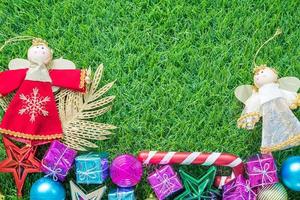 decoração de natal na grama verde com espaço de cópia foto