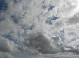 lindo céu azul com fundo de nuvens. nuvens do céu. ar e nuvens fofas no céu azul em um dia ensolarado, textura de fundo. copie o espaço. o conceito de esperança. foto