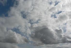lindo céu azul com fundo de nuvens. nuvens do céu. ar e nuvens fofas no céu azul em um dia ensolarado, textura de fundo. copie o espaço. o conceito de esperança. foto