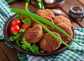 costeletas de carne deliciosas suculentas em uma mesa de madeira em estilo rústico. foto