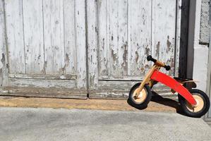 parque de bicicletas laranja para bebês ao lado da porta foto