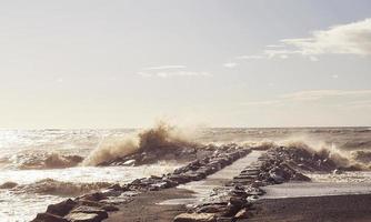 ondas quebrando no cais do oceano foto