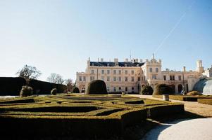 labirinto de arbustos no castelo lednice chateau com belos jardins e parques em um dia ensolarado de outono na morávia do sul, república tcheca, europa. foto