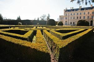 labirinto de arbustos no castelo lednice chateau com belos jardins e parques em um dia ensolarado de outono na morávia do sul, república tcheca, europa. foto