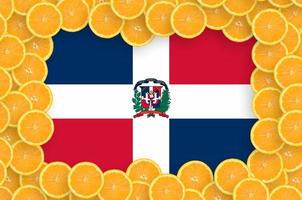 bandeira da república dominicana no quadro de fatias de frutas cítricas frescas foto