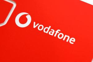 ternopil, ucrânia - 5 de julho de 2022 cartão móvel vodafone power sim da vodafone group plc - empresa multinacional britânica de telecomunicações que opera redes em 22 países foto