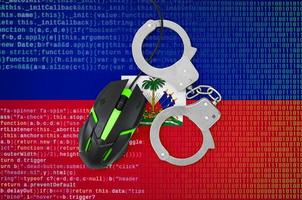 bandeira do haiti e mouse de computador algemado. combate ao crime informático, hackers e pirataria foto