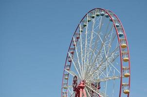 roda gigante multicolorida grande e moderna no fundo do céu azul limpo foto