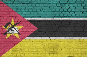 bandeira de moçambique é pintada em uma parede de tijolos antigos foto