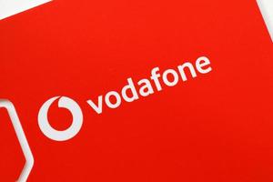 ternopil, ucrânia - 5 de julho de 2022 cartão móvel vodafone power sim da vodafone group plc - empresa multinacional britânica de telecomunicações que opera redes em 22 países foto