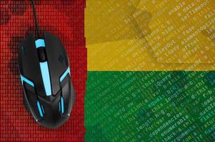 bandeira da guiné bissau e mouse de computador. ameaça digital, ações ilegais na internet foto