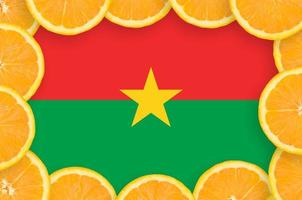 bandeira de burkina faso em moldura de fatias de frutas cítricas frescas foto