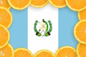 bandeira da guatemala em moldura de fatias de frutas cítricas frescas foto