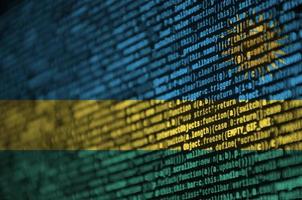 A bandeira de Ruanda é mostrada na tela com o código do programa. o conceito de tecnologia moderna e desenvolvimento de sites foto