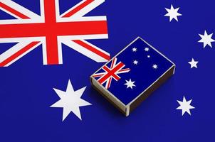 a bandeira da austrália é retratada em uma caixa de fósforos que fica em uma bandeira grande foto