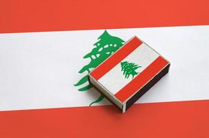 a bandeira do líbano é retratada em uma caixa de fósforos que fica em uma bandeira grande foto