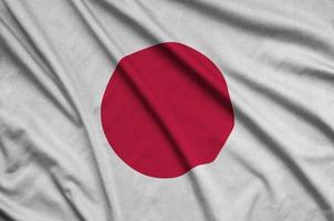a bandeira do japão é retratada em um tecido esportivo com muitas dobras. bandeira da equipe esportiva foto