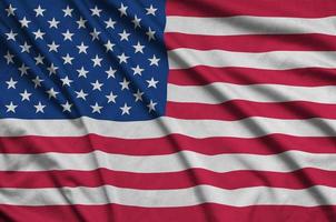A bandeira dos estados unidos da américa é retratada em um tecido esportivo com muitas dobras. bandeira da equipe esportiva foto