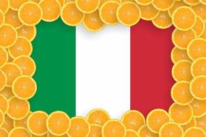 bandeira da itália no quadro de fatias de frutas cítricas frescas foto