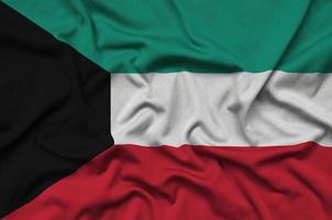 a bandeira do kuwait é retratada em um tecido esportivo com muitas dobras. bandeira da equipe esportiva foto