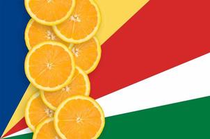 bandeira de seychelles e linha vertical de fatias de frutas cítricas foto