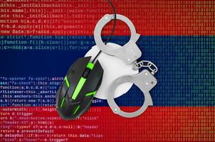 bandeira do laos e mouse de computador algemado. combate ao crime informático, hackers e pirataria foto