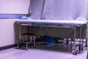 cama de hospital vazia na área do hospital