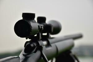 rifle com mira e bipé com visão de tiro em primeira pessoa foto