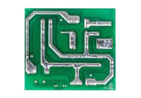 pequena placa de circuito impresso isolada no fundo branco com traçado de recorte foto