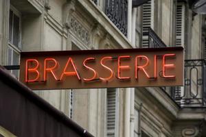 sinal de brasserie em paris foto