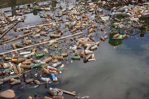 sangatta, leste de kutai, leste de kalimantan, indonésia, 2022 - poluição de resíduos plásticos no reservatório. foto
