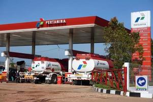 sangatta, leste de kalimantan, indonésia, 2020 - spbu é stasiun pengisian bahan bakar umum ou posto de gasolina. spbu pertamina. foto