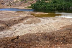 o impacto da mineração de carvão no meio ambiente. o local de mineração foi abandonado sem recuperação. localização em sangatta, leste de kalimantan, indonésia. foto