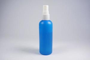 frasco de spray de spray de álcool em fundo branco, antivírus de pulverização, spray de desinfetante, dispensador de desinfetante para as mãos foto