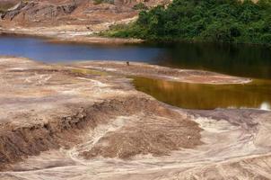 o impacto da mineração de carvão no meio ambiente. o local de mineração foi abandonado sem recuperação. localização em sangatta, leste de kalimantan, indonésia. foto