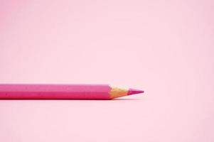 lápis de cor rosa isolado em fundo rosa. foto