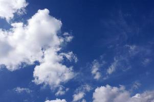 fundo dramático do céu azul com nuvens brancas foto