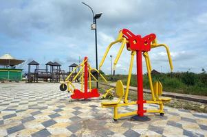 simuladores de esportes no playground, barras horizontais e outros equipamentos. quadra esportiva. foto