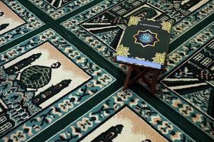 al quran com a tradução da Indonésia. Alcorão é um livro sagrado islâmico para muçulmanos. foto