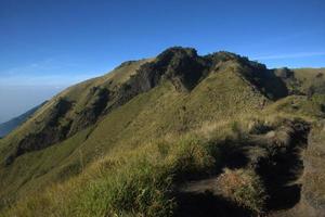 vista da trilha de caminhada da montanha merbabu. java central, indonésia foto