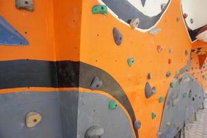 gancho de pedra na parede de escalada artificial ao ar livre foto
