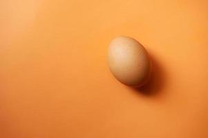 ovos de galinha isolados em fundo laranja foto