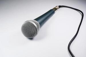 closeup microfone dinâmico isolado no fundo branco foto