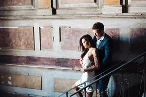 lindo e jovem casal posando na câmera dentro de casa foto