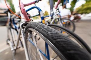 rodas de bicicleta fecham na rua foto