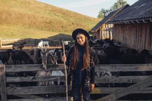 uma jovem mulher bonita perto de uma caneta com cabras foto