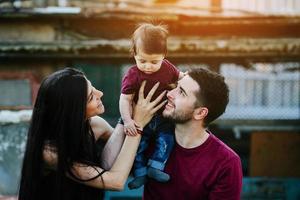 jovem família com uma criança na natureza foto