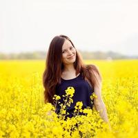 garota sorridente em campo amarelo foto